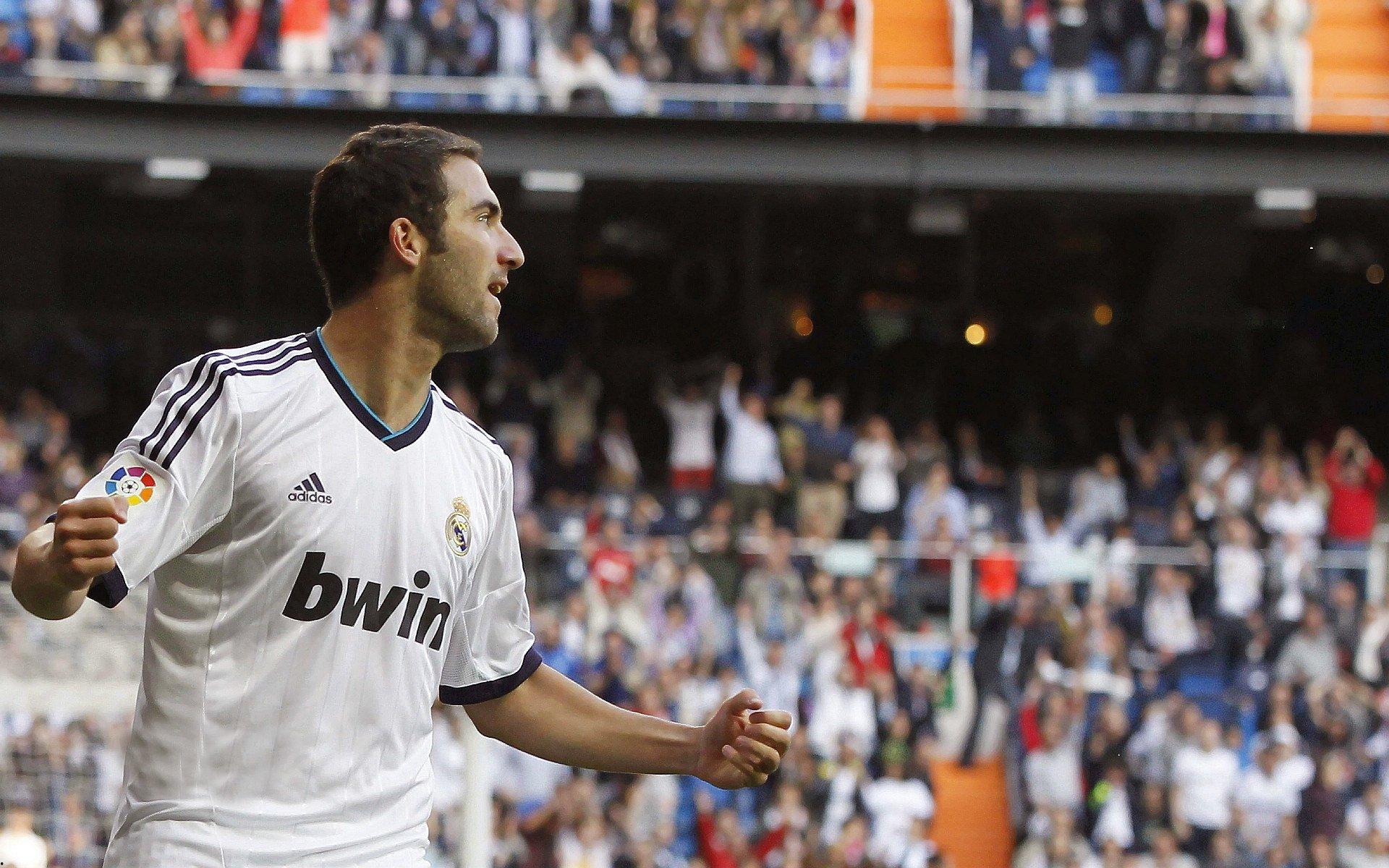 米兰防线大洗牌,佳夫与托莫里或离队,枪手双星津琴科与基维奥尔成新目标