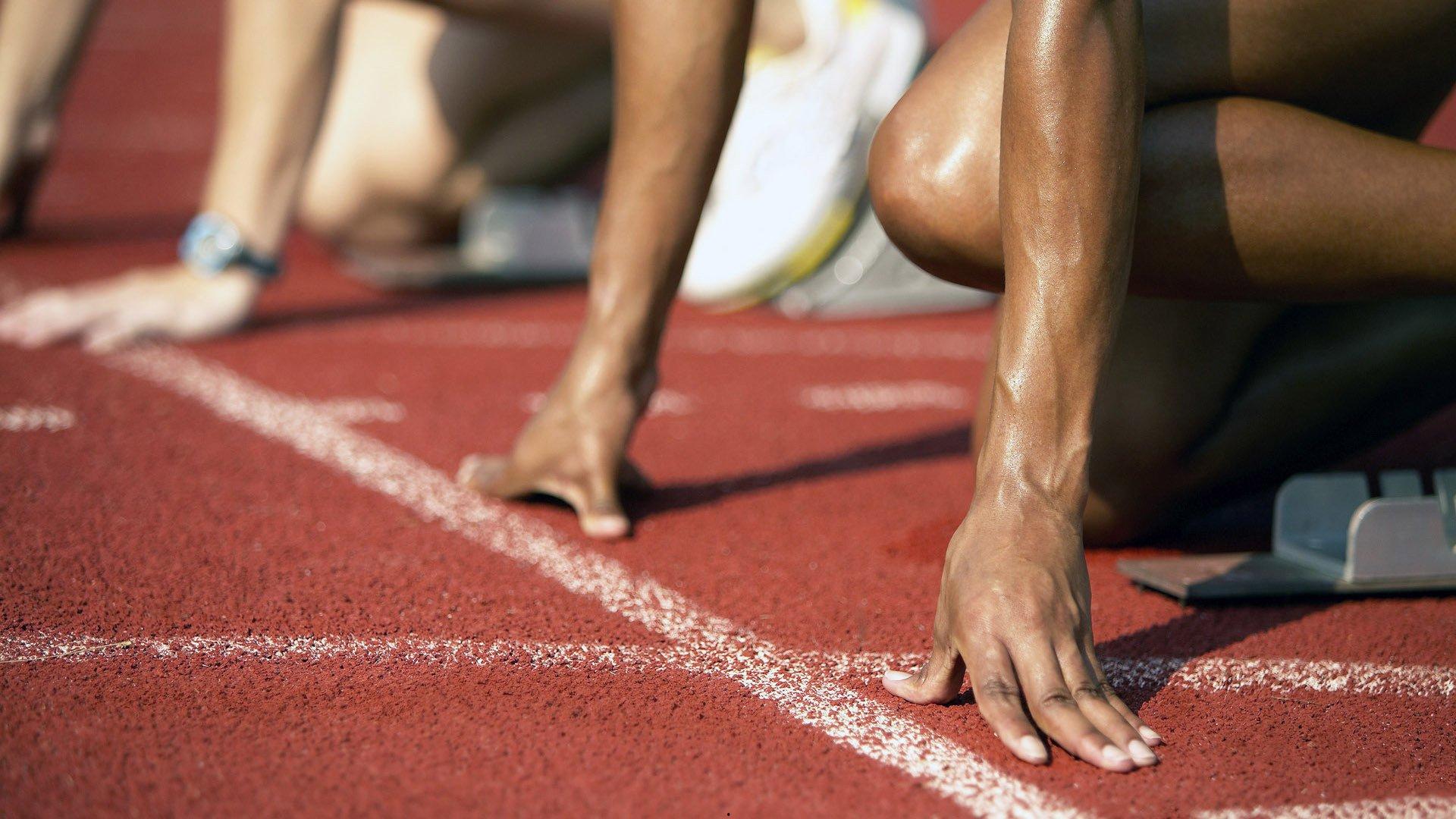 杨瀚森提前打卡下班引爆全场！替补席沸腾起立，掌声如雷致敬新星闪耀